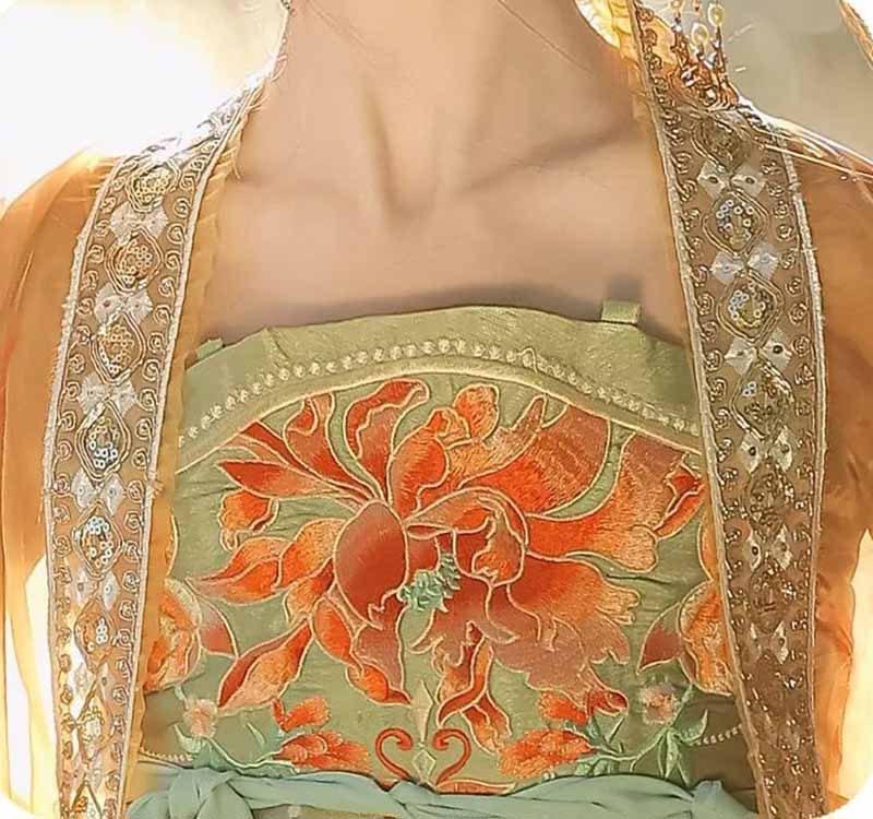 Женское традиционное китайское – обзор и цена Embroidery Yellow Dress