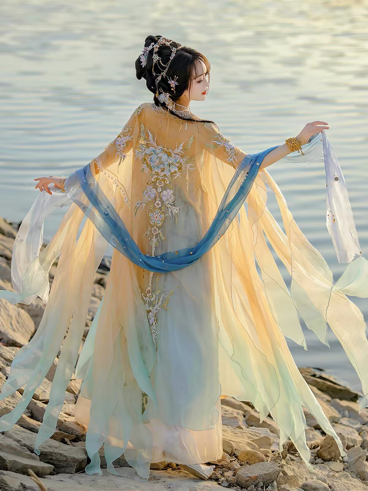 Китайское платье ханьфу для же – обзор и цена Embroidery Yellow Dress